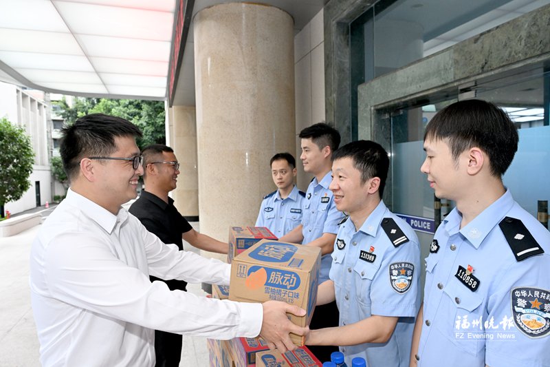 送清凉小分队走进鼓楼公安分局 2500瓶爱心饮品慰问一线民警 送清凉小分队走进鼓楼公安分局 2500瓶爱心饮品慰问一线民警