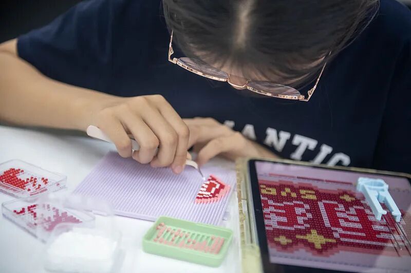 女孩每天玩“拼豆”眼轴成倍增长,医生提醒:不只是伤眼睛 女孩每天玩“拼豆”眼轴成倍增长,医生提醒:不只是伤眼睛