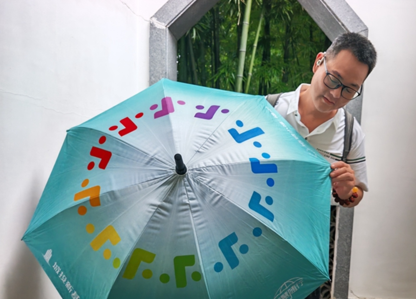 一把共享晴雨伞 温暖一城出行路 一把共享晴雨伞 温暖一城出行路