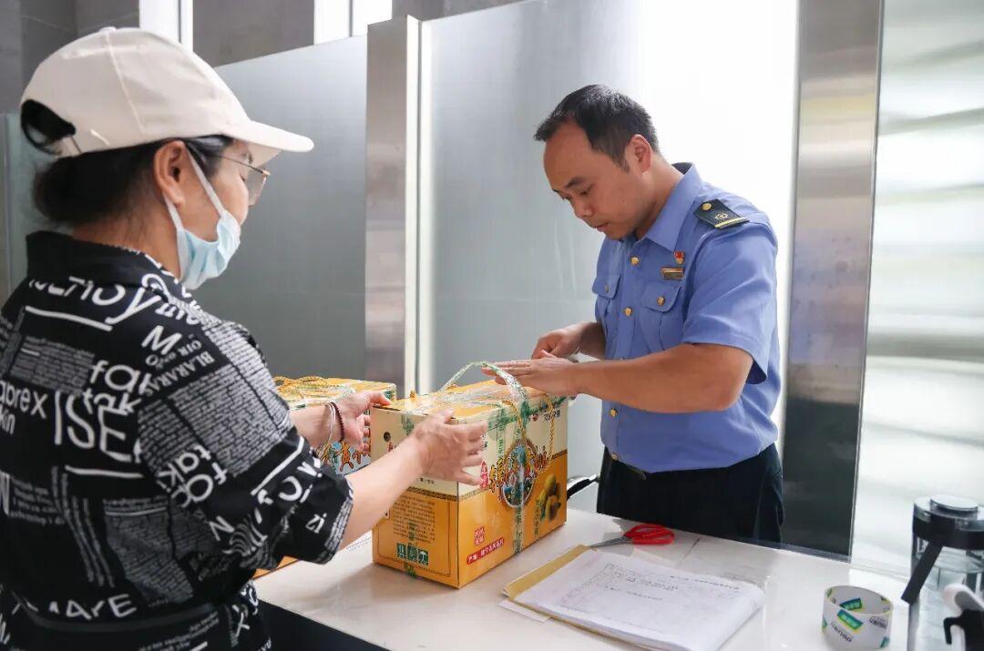 安检仪里滚出一排“大圆球”? 安检仪里滚出一排“大圆球”?