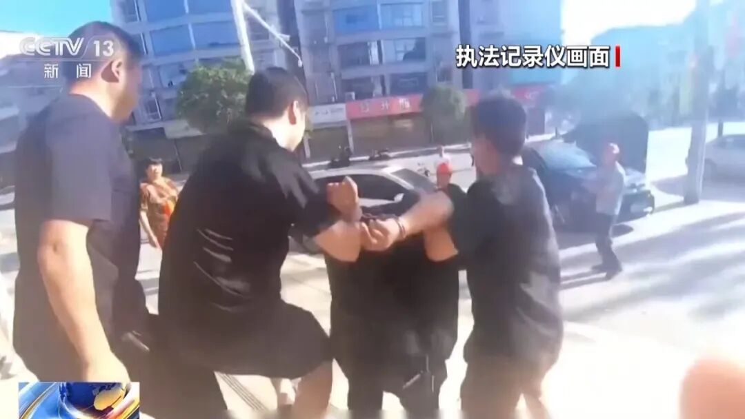 央视披露:团伙冒充知名家电售后人员,通过发放鸡蛋、面条等小礼物吸引老人,诈骗60多名留守老人,5人被刑拘 央视披露:团伙冒充知名家电售后人员,通过发放鸡蛋、面条等小礼物吸引老人,诈骗60多名留守老人,5人被刑拘