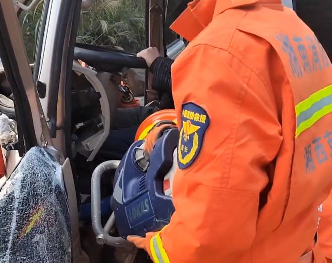 司机开车报复社会_司机高速路口疑报复_女司机报复一车人真实事件